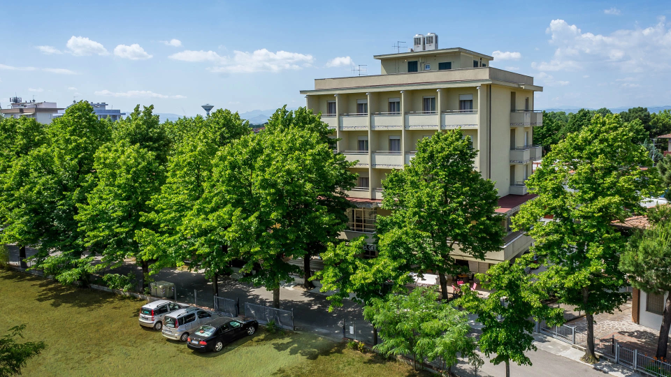 Vue de dessus avec parking et aire de jeux