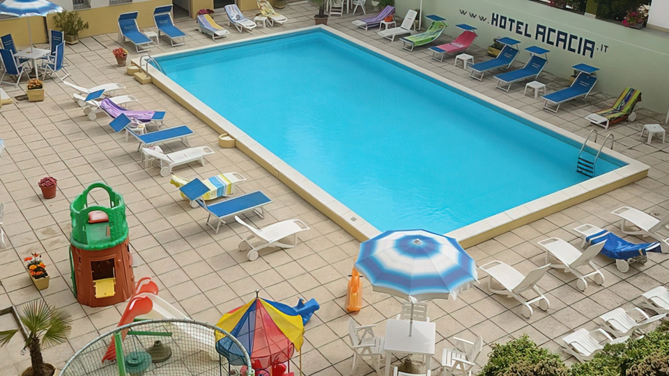 Piscina: 14 m x 9 m, altezza: 1,35 - 1,55