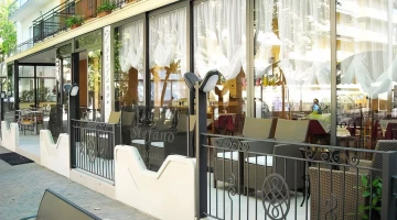 A l&#39;extérieur, avec fauteuils et tables