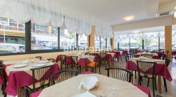 Salle à manger, grande et lumineuse