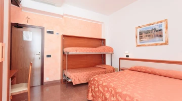 4-bed room