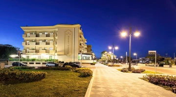 Hotel visto di notte, direttamente sul lungomare