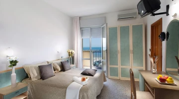 Camera matrimoniale con balcone vista mare