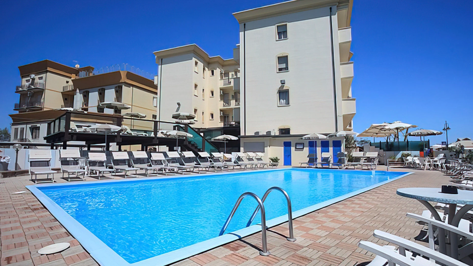 Piscina con solarium