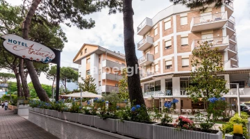Façade et jardin de l&#39;hôtel