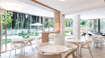 Salle de petit déjeuner communiquant avec le jardin