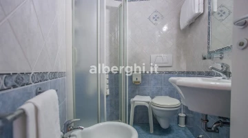 Salle de bain avec cabine de douche