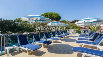 Transats et parasols au bord de la piscine