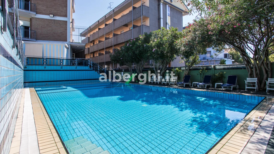 Piscine avec hydromassage et deux hauteurs; 1 m et 1,5 m