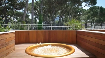 Private hot tub, pool relaxation room