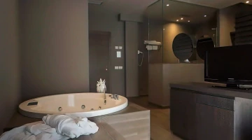Indoor hot tub, wellness suite room