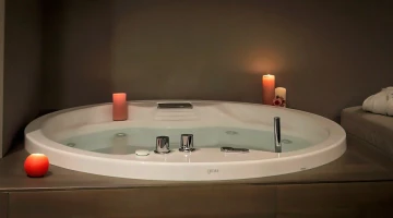 Indoor hot tub, wellness suite room