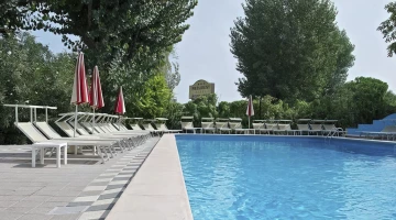 una grande piscina riscaldata e una con idromassaggio
