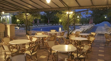 la zona piscina ospita un bar attrezzato a un'ampia veranda