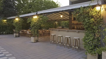 la zona piscina ospita un bar attrezzato a un'ampia veranda