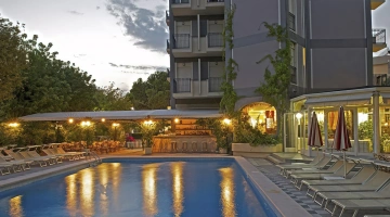 Der Poolbereich verfügt über eine ausgestattete Bar und eine großzügige Veranda