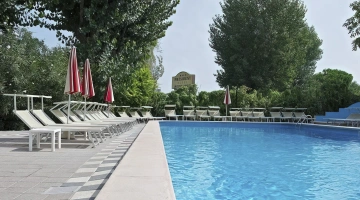 ein großes beheiztes Schwimmbecken und eines mit Whirlpool