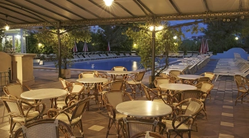 Der Poolbereich verfügt über eine Bar mit einer großzügigen Veranda.