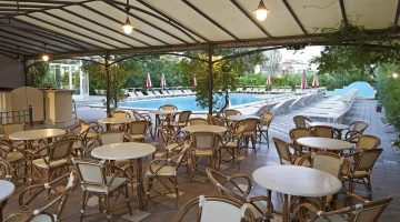 Das Schwimmbad verfügt über eine Bar mit einer großzügigen Veranda.