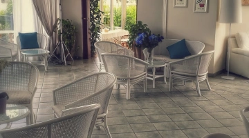 Halle mit TV-Sat, Lesezimmer, Bar, Veranda, Gazebo