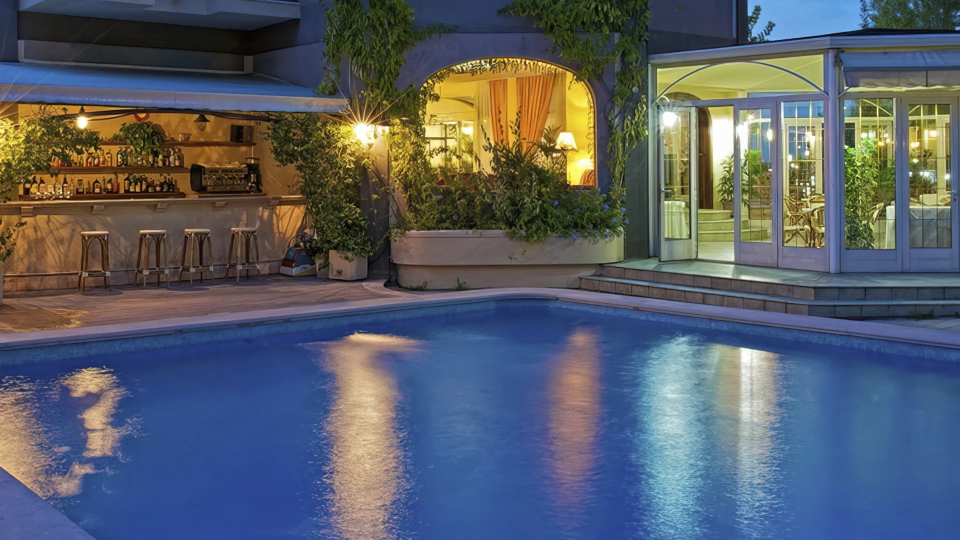 la zona piscina ospita un bar attrezzato a un'ampia veranda