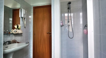 Bagno con box doccia