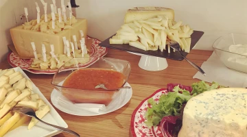 Buffet zu den Mahlzeiten mit Bedienung am Tisch