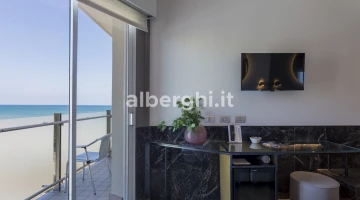 Camera superior fronte mare