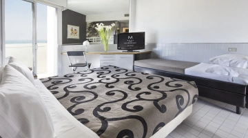 Standard triple room with sea view