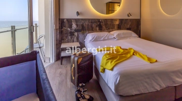 Superior room with sea view, side view