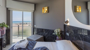 Superior room with sea view, side view