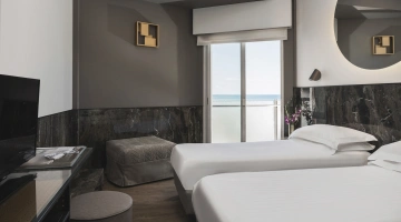 Superior room with sea view, side view