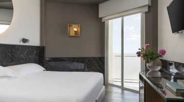 Superior room with sea view, side view