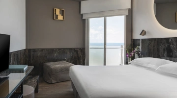 Superior room with sea view, side view