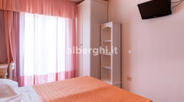 Room with balcony facing the sea