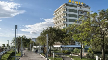 Vista hotel dal lungomare pedonale