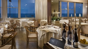 The restaurant with sea view, choice of à la carte menu