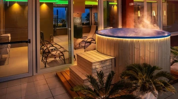 Outdoor hot tub whirlpool