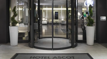 Automatic main entrance door