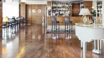 A large hall with sea view, and our piano