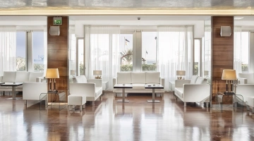 Large and bright hall overlooking the sea