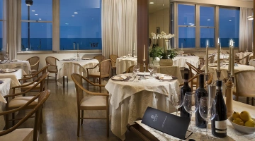 The restaurant with sea view, choice of à la carte menu