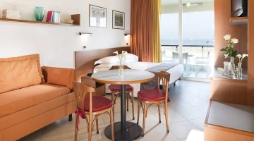 Apartment with large terrace facing the sea