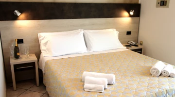 Schlafzimmer mit Doppelbett