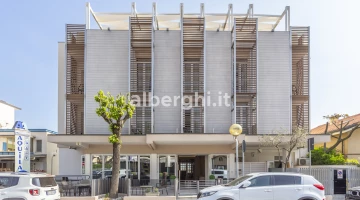 Façade côté promenade : hôtel situé dans une zone piétonne