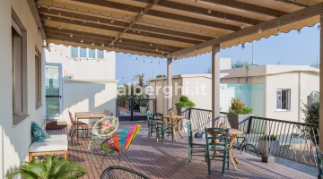 Terrasse côté mer : équipée de tables et chaises