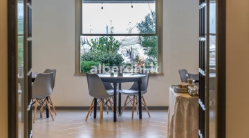 Salle de petit-déjeuner : vue mer, chaises hautes à disposition pour les enfants