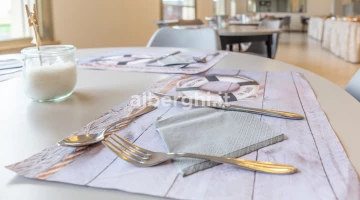 Table de la salle du petit déjeuner