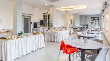 Salle de petit-déjeuner buffet : chaises hautes à disposition pour les enfants