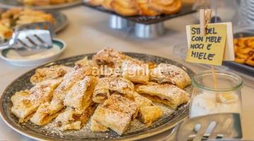 Buffet petit-déjeuner : douceurs salées, gâteaux, fruits frais